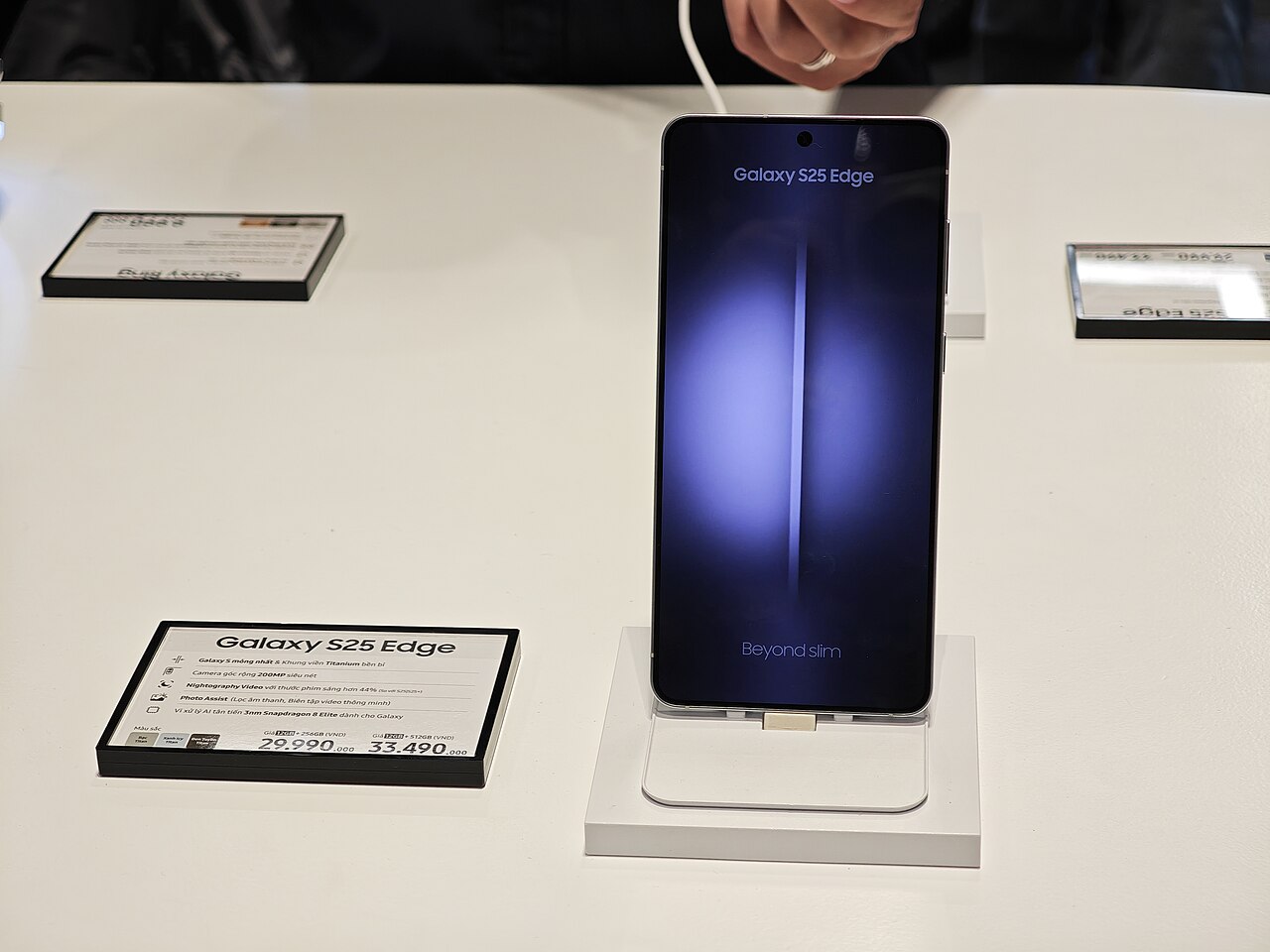Samsung Galaxy S25 Edge Review: What You Give Up for 5.8mm